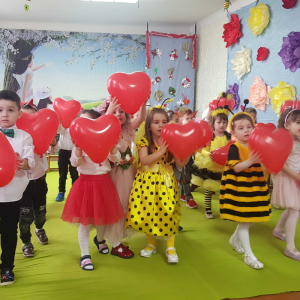 Primăvara a venit. Cu alai de flori albastre.Şi cu cerul însorit. Pe la grădiniţa noastră