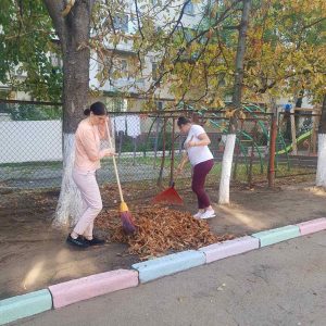 Atunci când vine vorba de curățenie, angajații Grădiniței nr.92 sunt mereu în acțiune